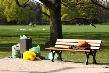 Abfall im Park im Sommer