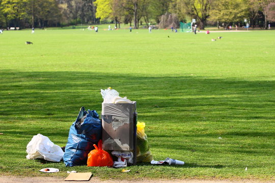 Abfall Verschmutzung auf einer grünen Wiese im Stadpark