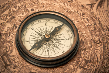 Fototapeta na wymiar Antique Compass mapę