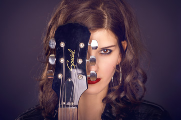 Frau mit Gitarre vor Gesicht