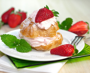 Windbeutel mit Erdbeeren