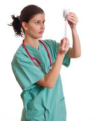 Krankenschwester bereitet Spritze vor