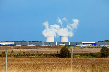 Fototapeta na wymiar Para na elektrownię jądrową. Francja.