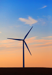 Fototapeta premium Silhouette of wind turbines against the sunset sky..
