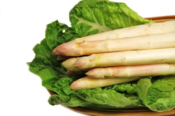 Spargel im Salatbett