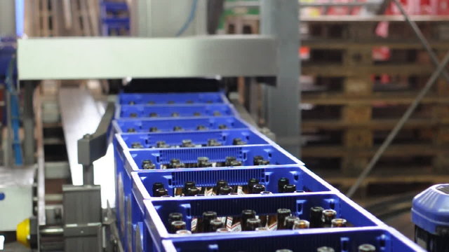 brewery - conveyor // Brauerei - Fliessband Bierk&auml;sten