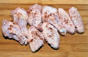Raw chicken wings .