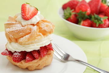 Windbeutel mit Erdbeeren und Sahne