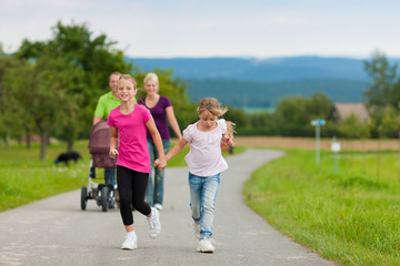 Familie mit Kindern und Hund auf Spaziergang