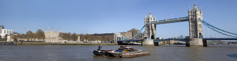 Fototapeta na wymiar Tower Bridge i Tower of London Panoramic