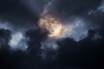 Nuit de pleine lune orageuse