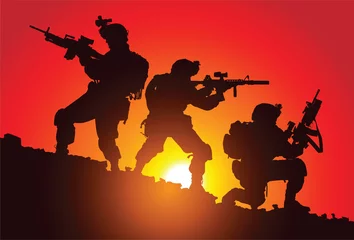 Poster Im Rahmen Silhouette von drei Soldaten auf dem Schlachtfeld © Smulsky