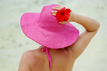 chapeau rose et hibiscus