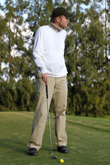 Golfspieler wartet auf Abschlag
