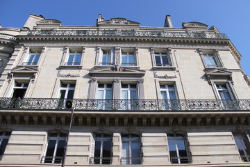 Fototapeta na wymiar Immeuble du quartier du Palais-Bourbon à Paris
