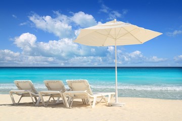 Fototapeta na wymiar Plaża Karaibów biały parasol parasol hamaki