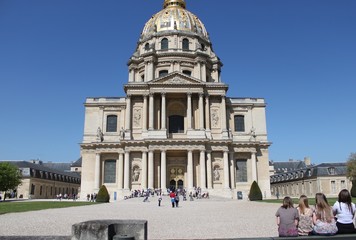 Touriste devants  Les Invalides à Paris