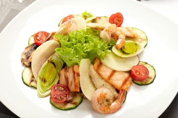 Shrimps with salmon and vegetables