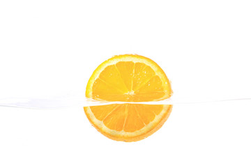 Orangenscheibe im Wasser