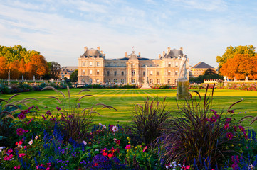 Fototapeta na wymiar Jardin du Luxembourg z Pałacu i pomnik. Kilka kwiatów są