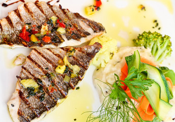 filets de poisson grillé aux légumes