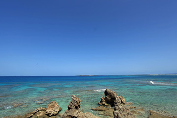 Fototapeta na wymiar コマカ島の透明な海と紺碧の空