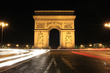Fototapeta na wymiar Arc de Triomphe - nuit à Paris