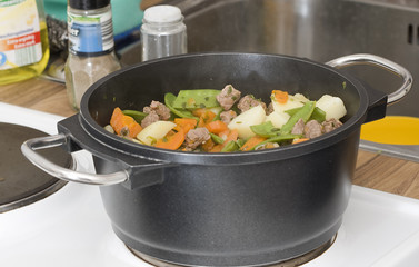 KOCHTOPF AUF DER HERDPLATTE