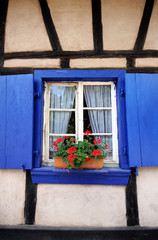 finestra con persiane blu di una casa di campagna