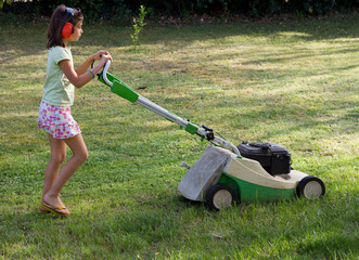 enfant passant la tondeuse