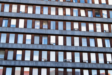 Fensterfront eines alten Bürogebäudes