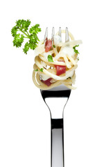 spaghetti cabonara auf gabel isoliert