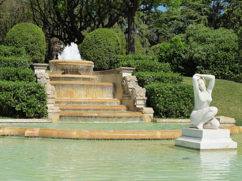 lago con fuente y estatua