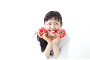 トマトを持つ女性