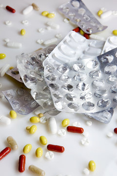 Tabletten und leere Plister verteilt