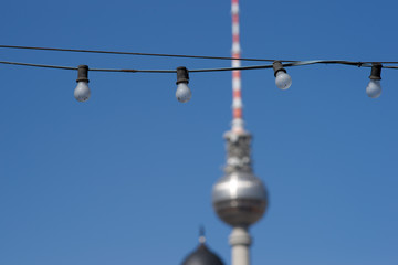 Glühlampen vor dem Berliner Fernsehturm v2 © lazysunbathers