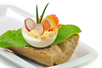 jajko nadziewane wędzonym łososiem na kromce chleba - obrazy, fototapety, plakaty
