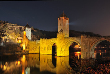 le vieux pont Valentré (France, Cahors) © thieury