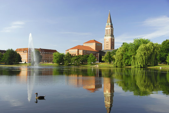Landeshauptstadt Kiel - Kleiner Kiel mit Rathausturm, Opernhaus und Hiroshimapark 310