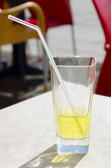 verre de sirop sur une table de plage