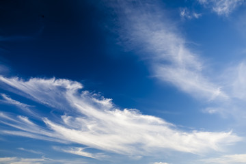 Naklejka na ściany i meble Błękitne niebo z chmurami i słońcem.