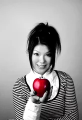 Cercles muraux Rouge, noir, blanc femme asiatique, à, pomme