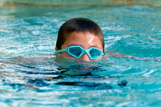 Kid submerging in the pool.