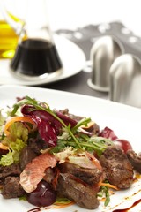 Beef with grapefruit and rucola salad