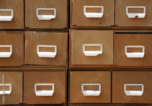 "Alter Holzschrank mit Schubladen und weissen Griffen" Stockfotos und