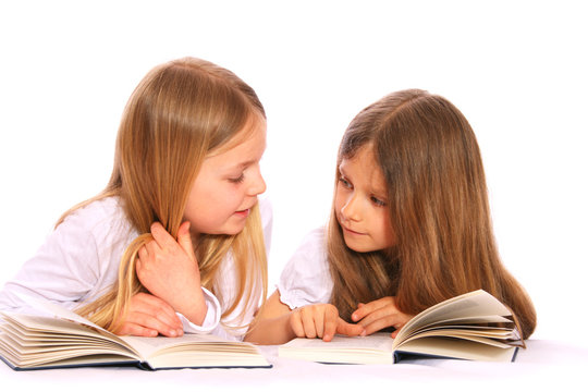 lesende Kinder