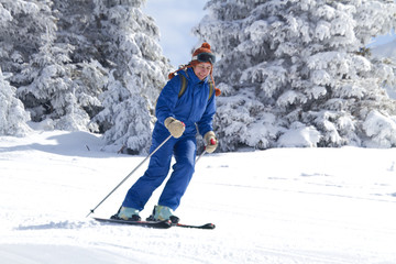 Fototapeta na wymiar woman skiing