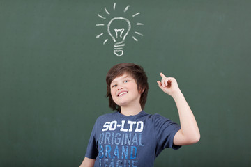 schuljunge hat eine idee