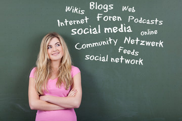mädchen denkt an social network