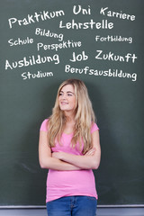 schülerin denkt an die zukunft
